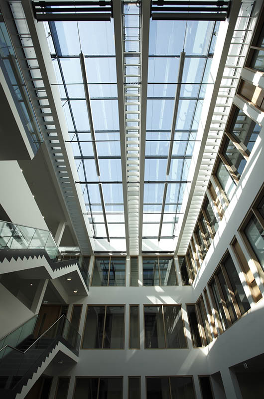 Dachfenster innen Lichtdurchflutet Lichttransparent Halle Biozentrum Innenhof