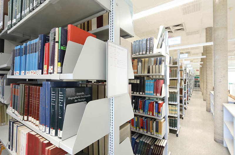 Zentralbib Bücherregale Lesesaal